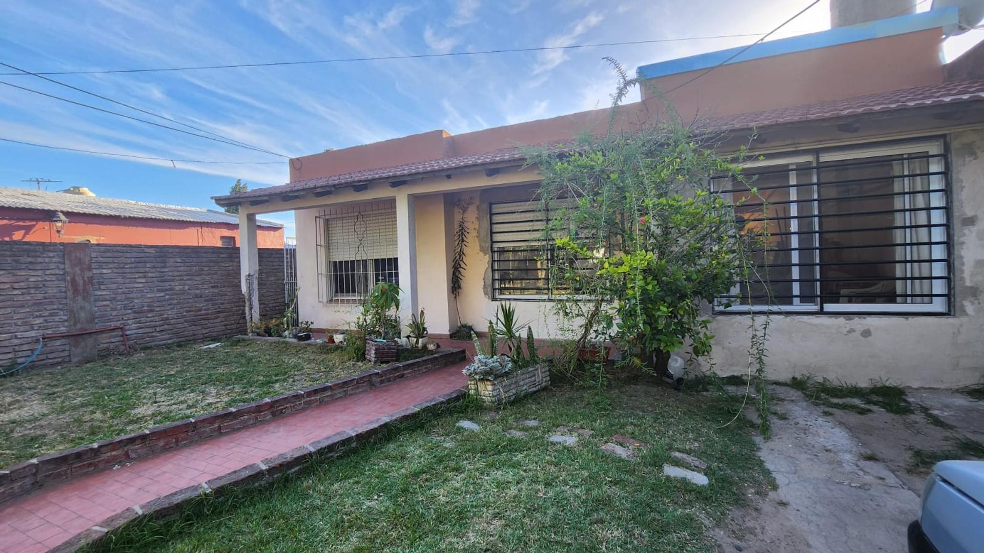 Casa de tres ambientes sobre lote propio parque y garage