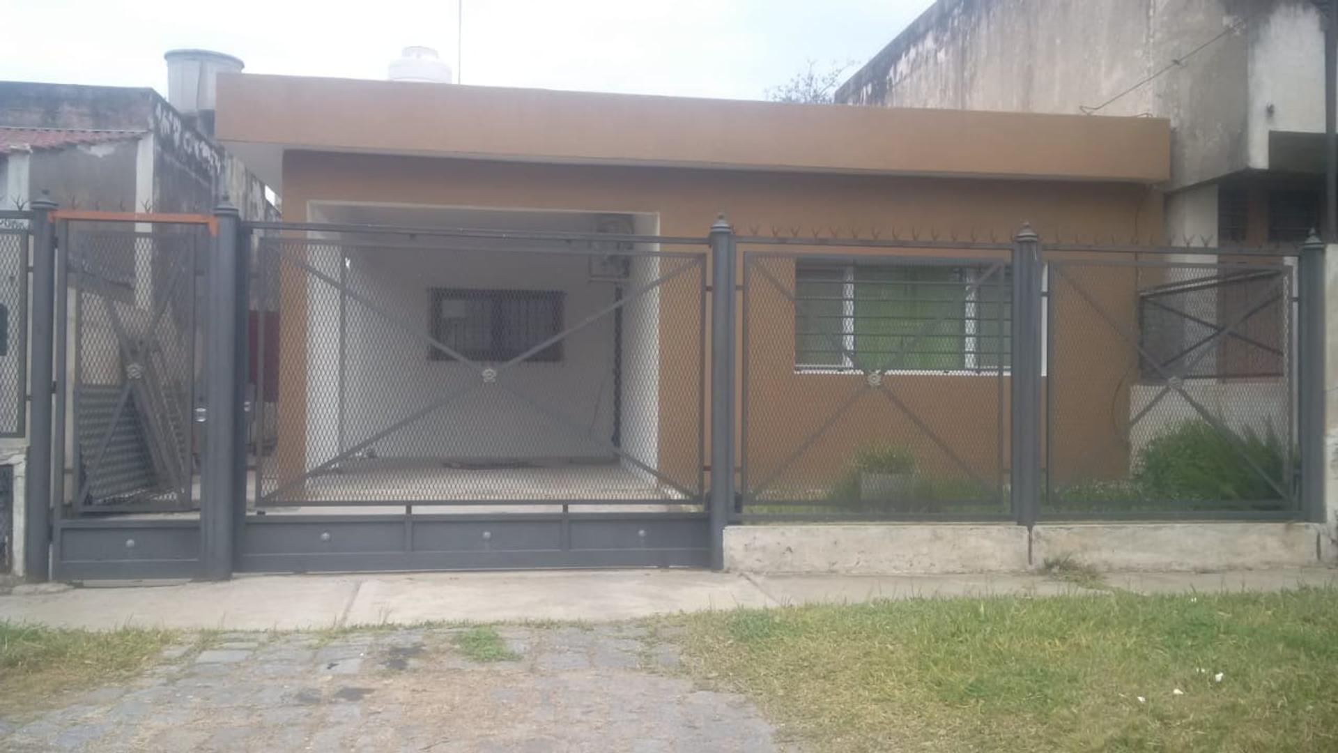 EXCELENTE CASA 4 AMB. CON GARAJE. OPORTUNIDAD  NUEVO VALOR