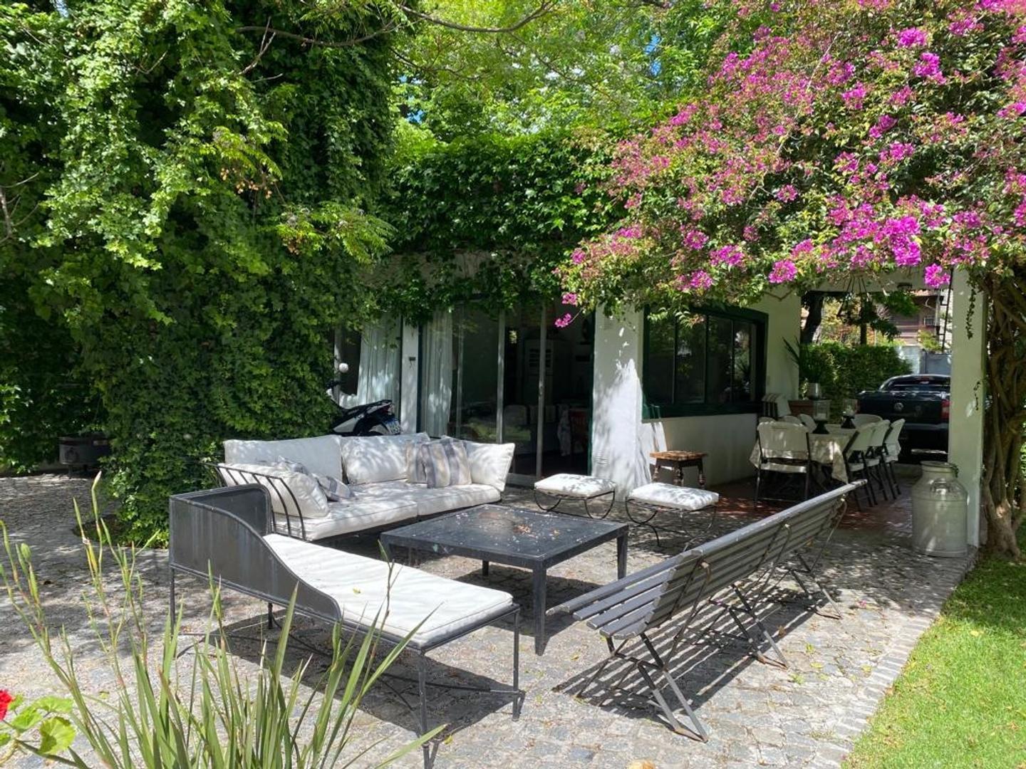 Casa en Venta con 2 cocheras