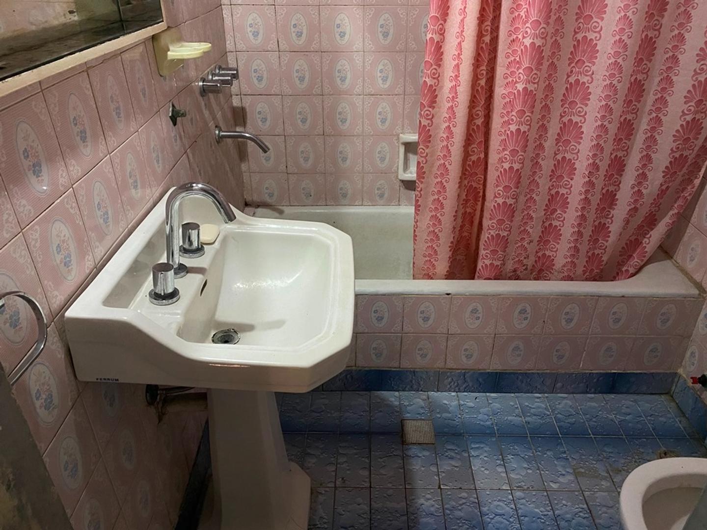 CASA EN VENTA :: 3 AMBIENTES :: CASTELAR