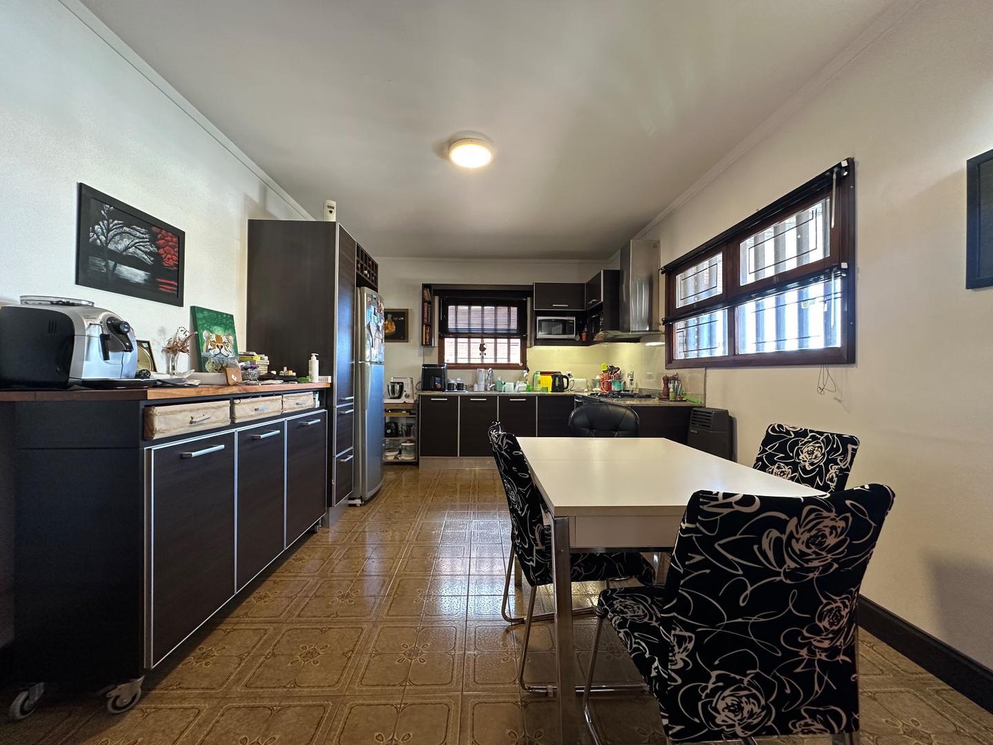 Casa 5 ambientes con 3 baños