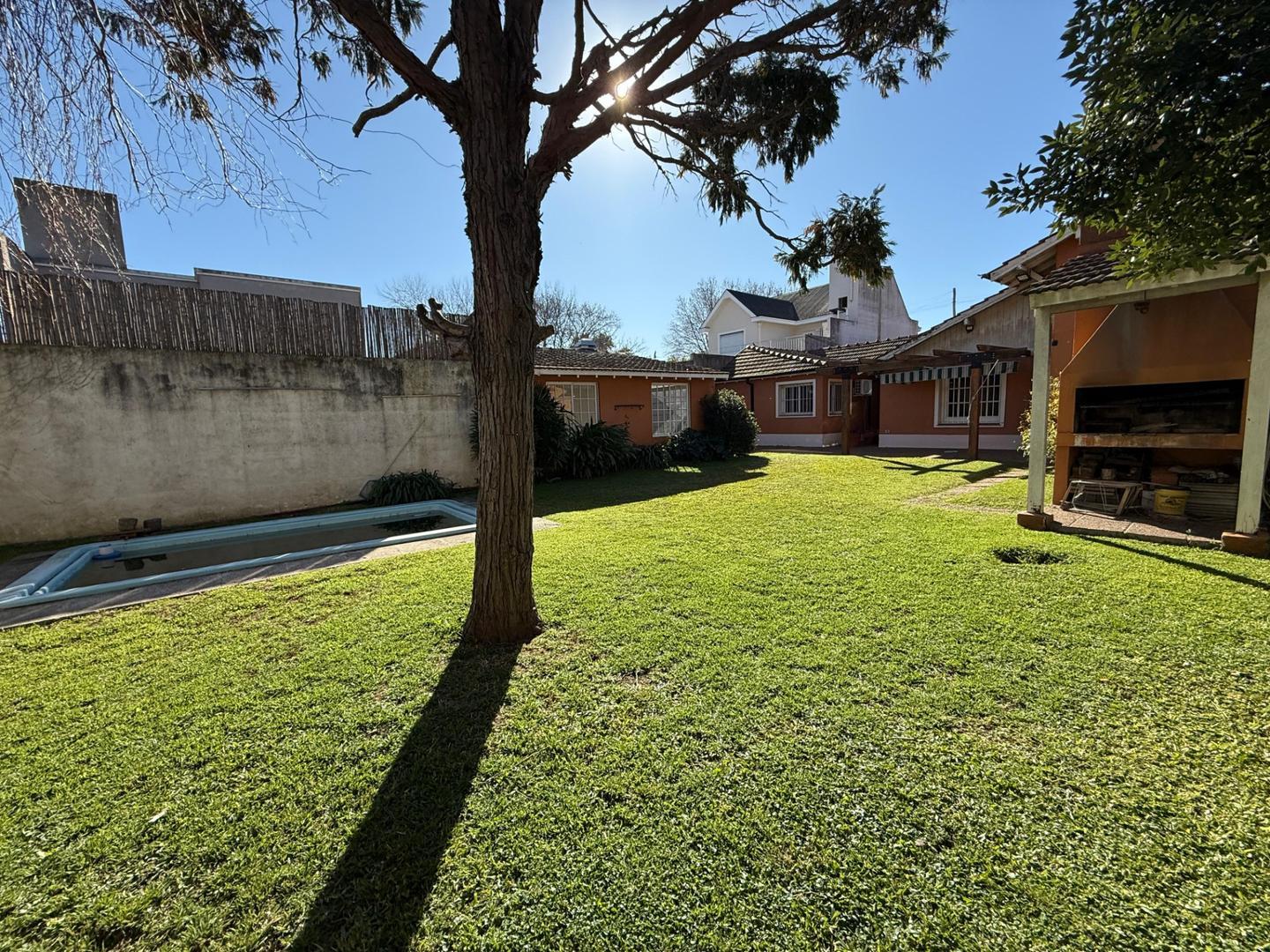 Venta casa tipo chalet 4 ambientes parque pileta Banfield