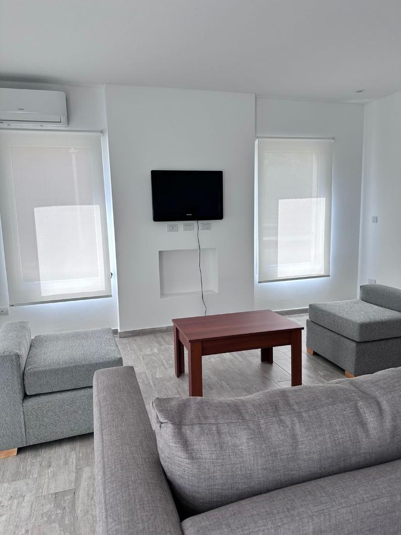 Casa en Alquiler con 4 cocheras