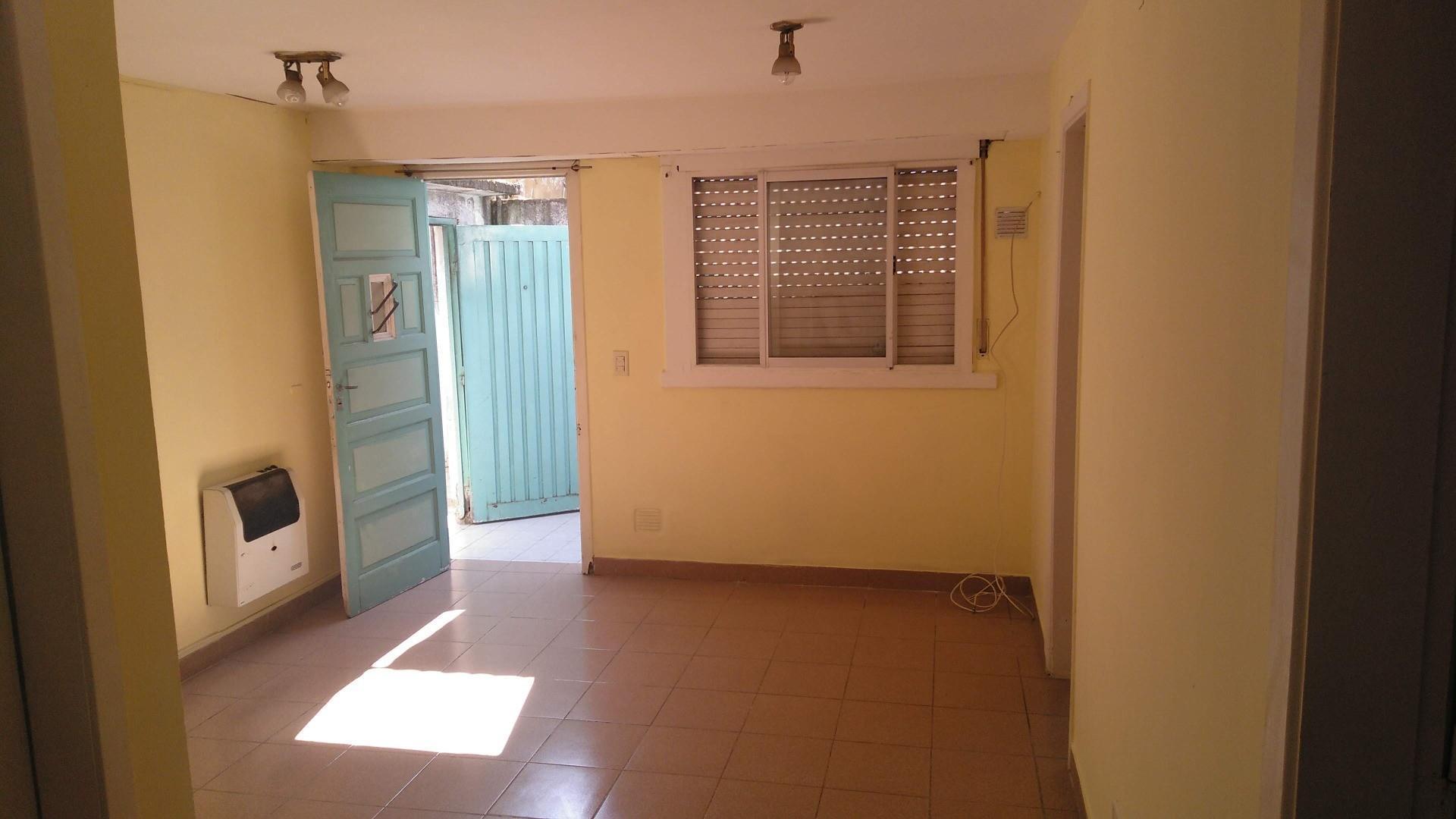 Departamento tipo casa de 3 ambientes en  VENTA- JUNCAL 3200