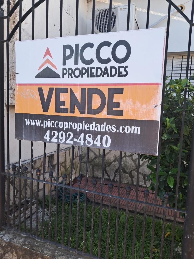 CASA A METROS DE HIPOLITO YRIGOYEN CON PILETA Y FDO 