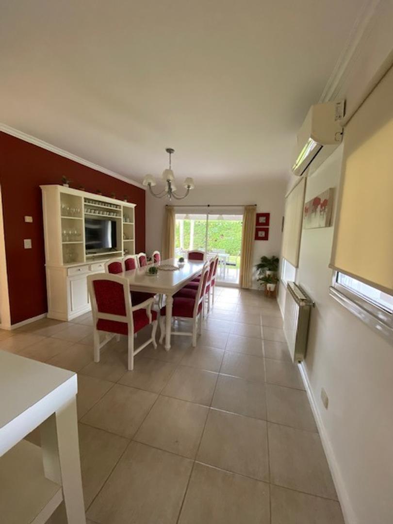 Casa 5 ambientes con 4 baños