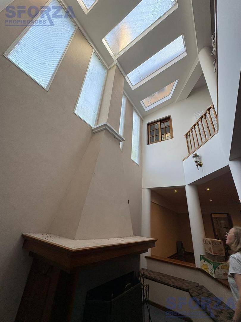 Casa en Alquiler con 2 cocheras