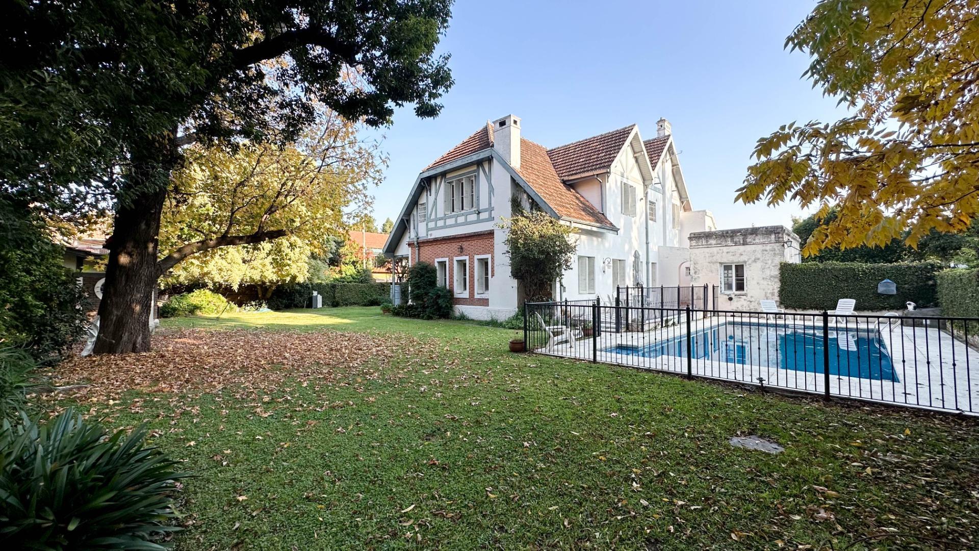 Venta Casa 7 ambientes estilo alemán pileta Martínez