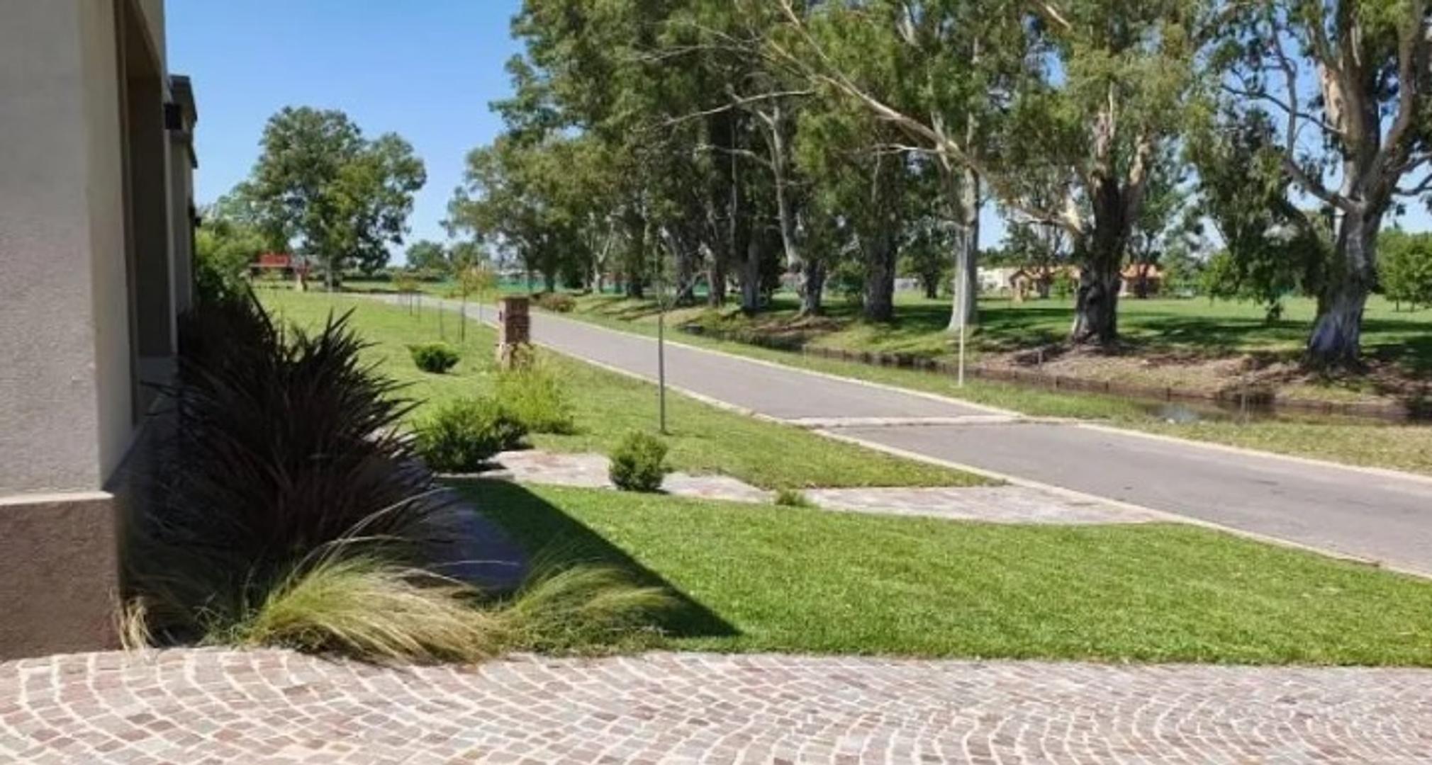 Casa 5 ambientes con 4 baños