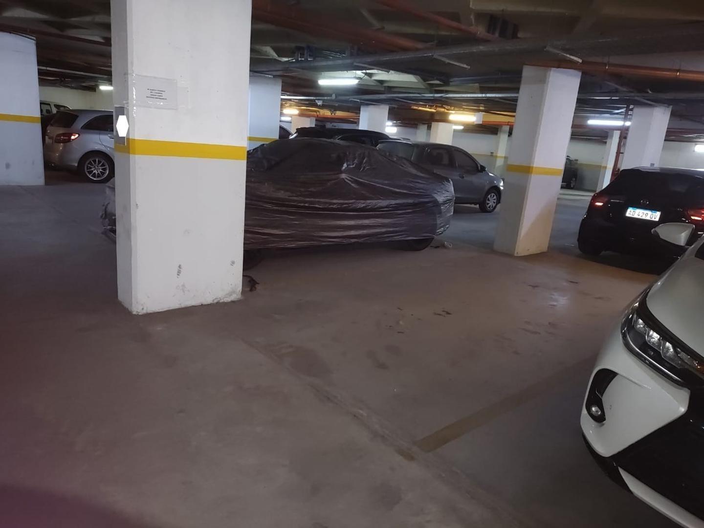 ALQUILER  COCHERA CUBIERTA EN ESTUDIOS DE BAHÍA GRANDE.-