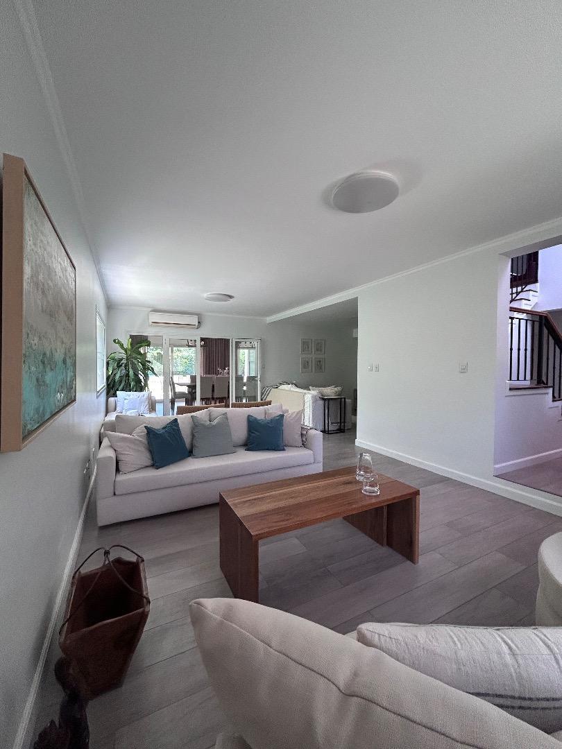 Casa en Alquiler con 2 cocheras