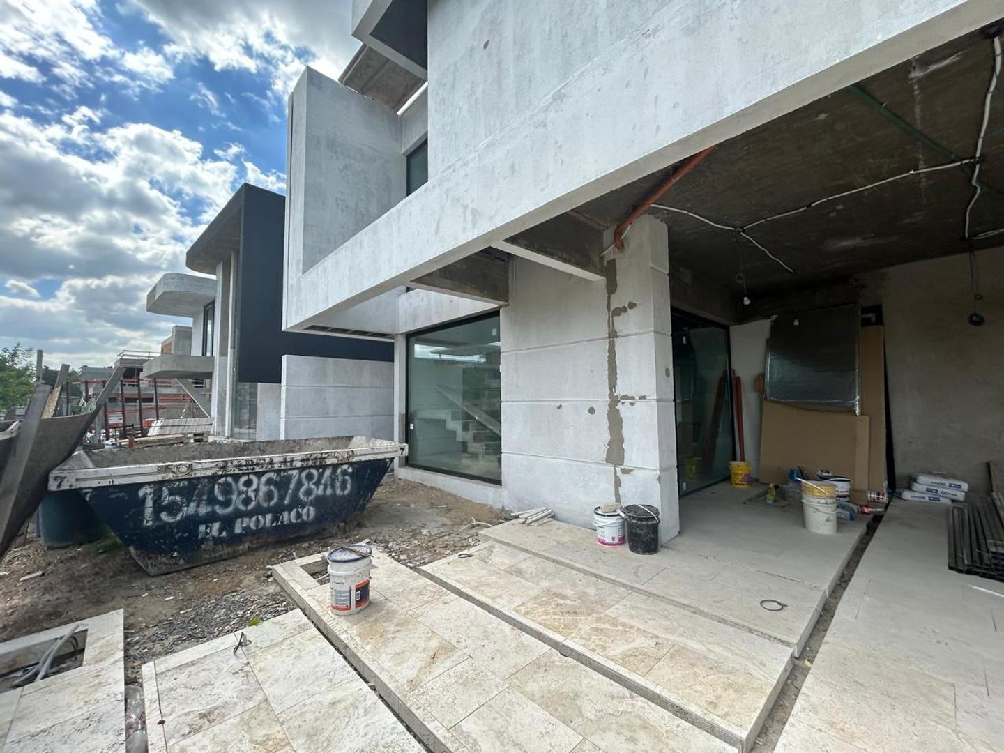 Casa en Venta con 4 cocheras