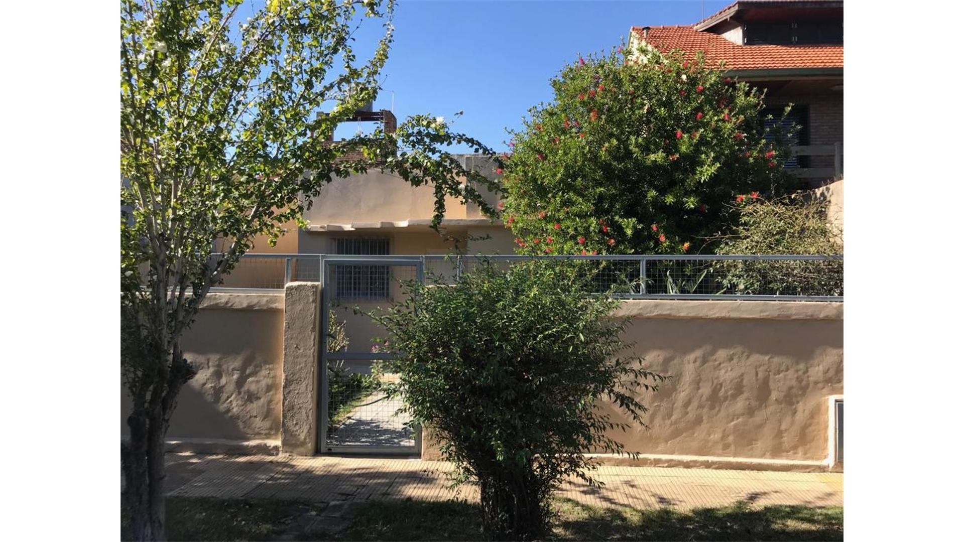 CASA 2 DORMITORIOS JARDIN AL FRENTE Y PATIO