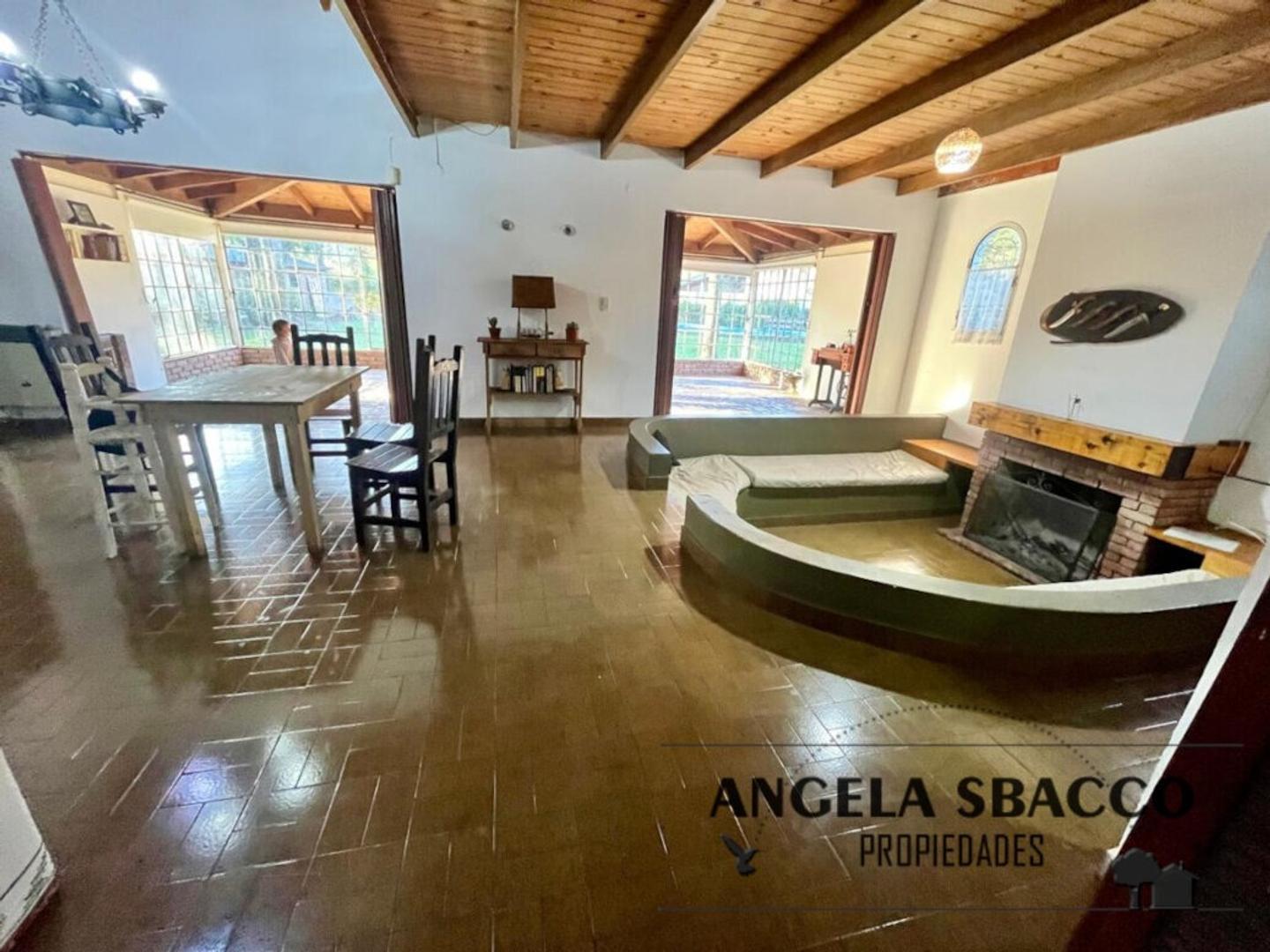 Casa en Venta con 2 cocheras