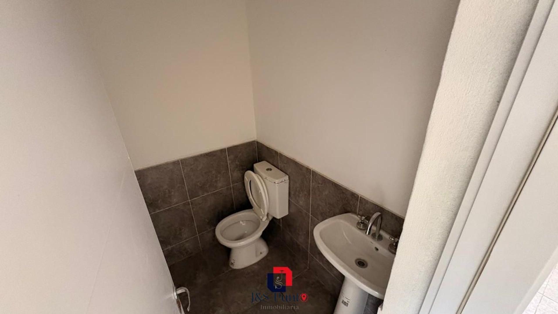 Casa 4 ambientes con 2 baños