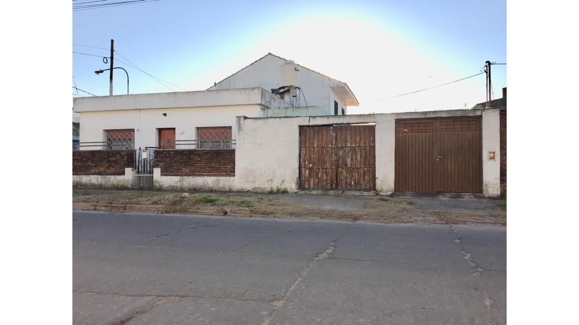 Casa de 4 ambientes de muy buen estado general.