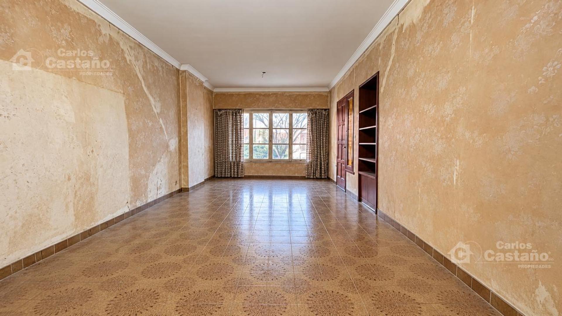 Casa 3 Amb. a Refaccionar con Patio, Quincho, Terraza y Cochera
