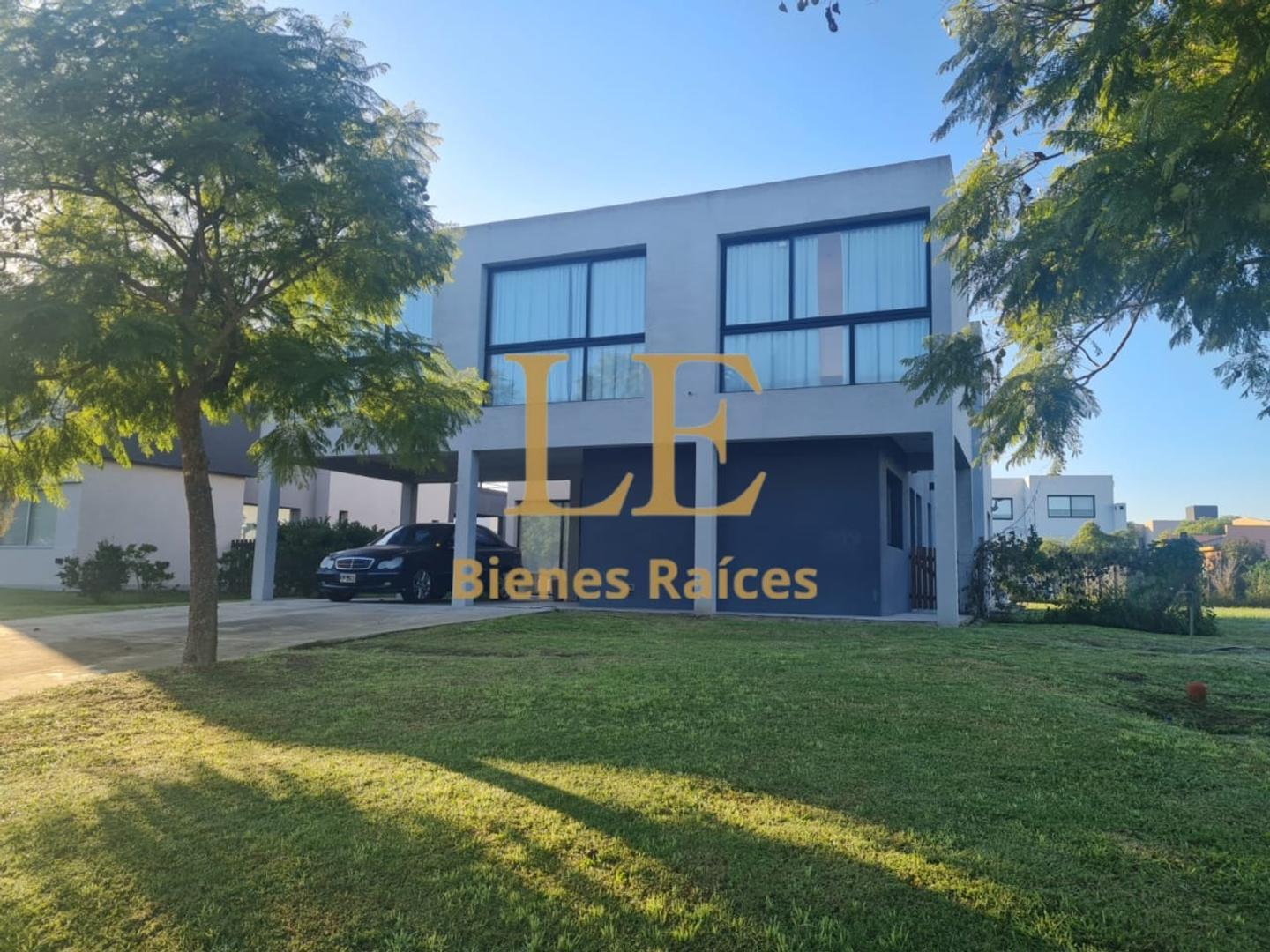 Casa 5 ambientes con 4 baños