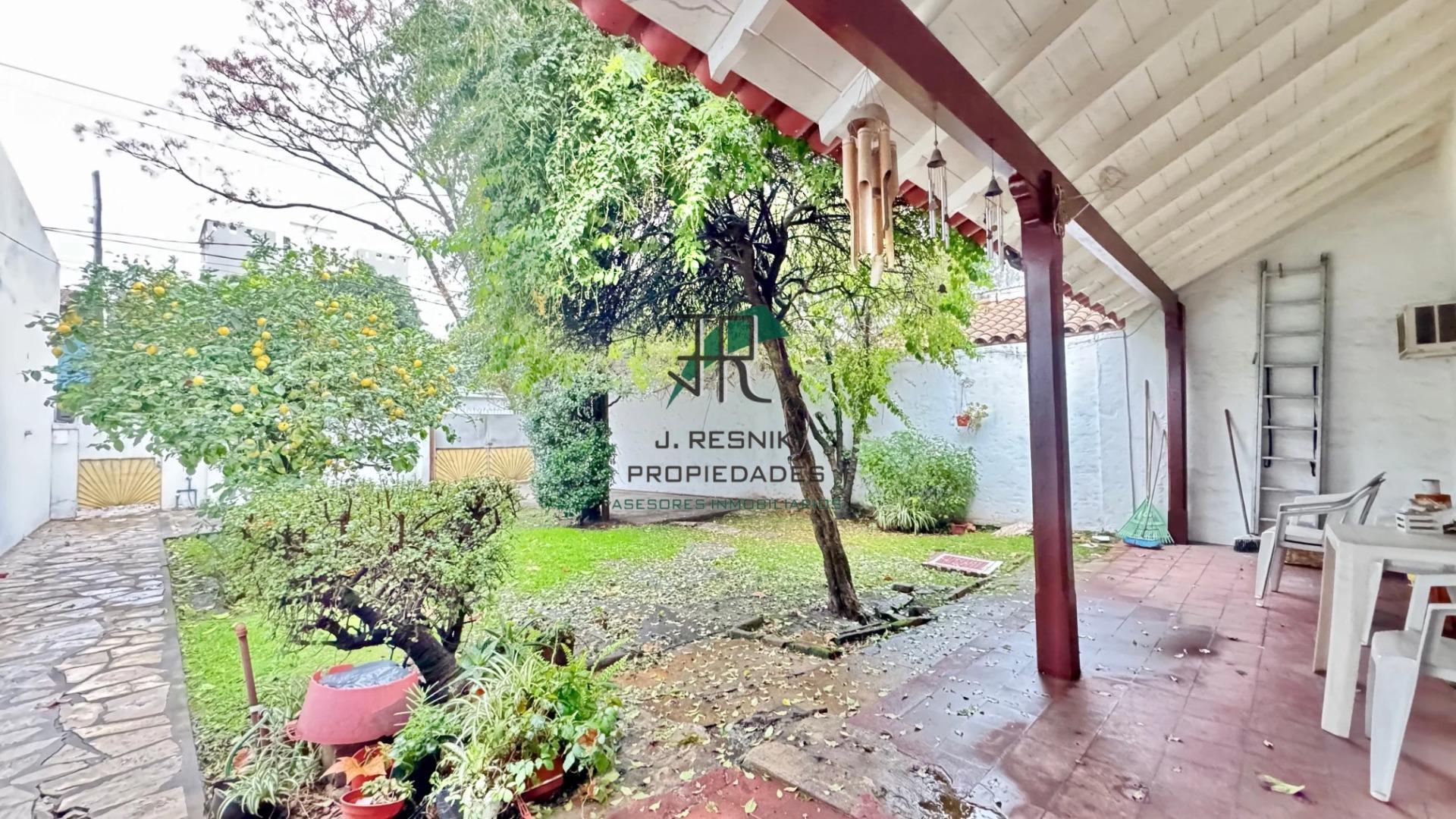 CASA 4 DORMITORIOS DE GENEROS TAMAÑO JARDIN Y TERRAZA