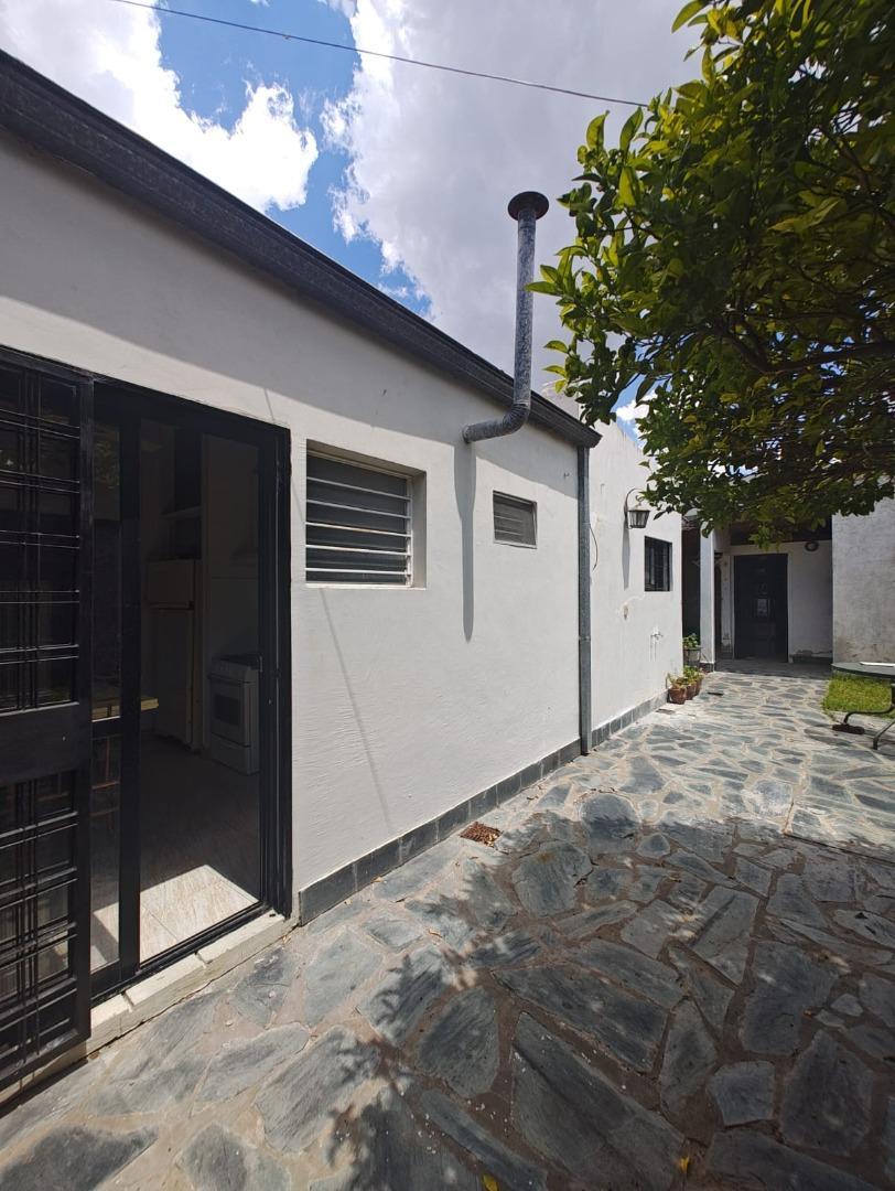 Casa de 2 Dormitorios (Pequeño). Cochera. Patio y Jardin
