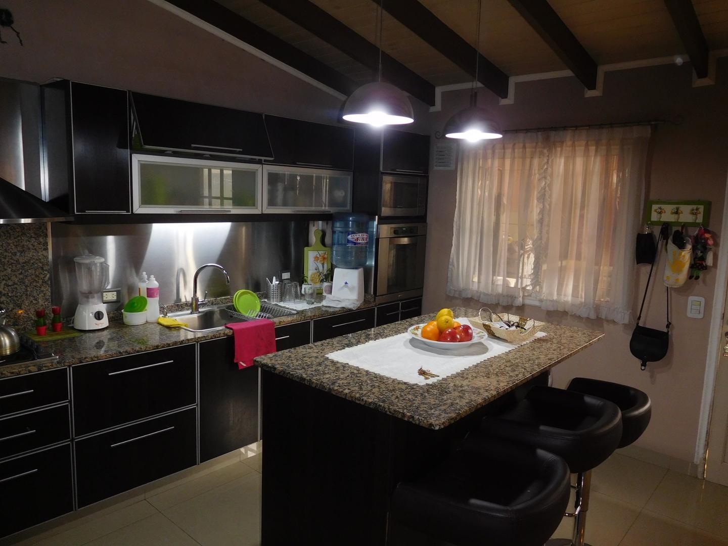 Casa 4 ambientes con 3 baños