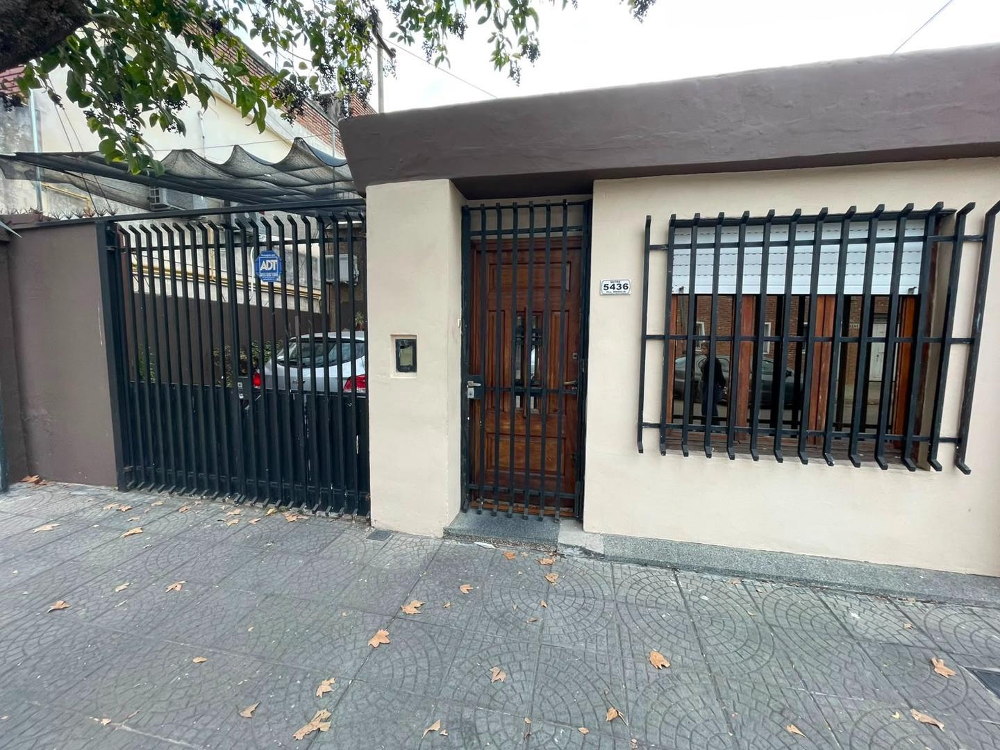 CASA A LA VENTA CON COCHERA, PISCINA, PATIO Y QUINCHO