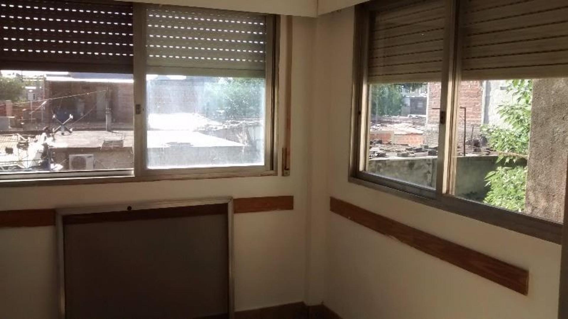 Corrientes 2861 , Piso 01