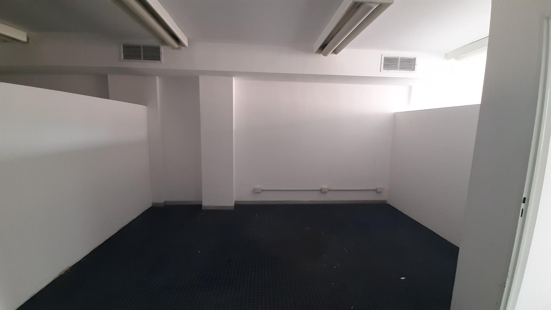 Oficina 6 ambientes con 4 baños