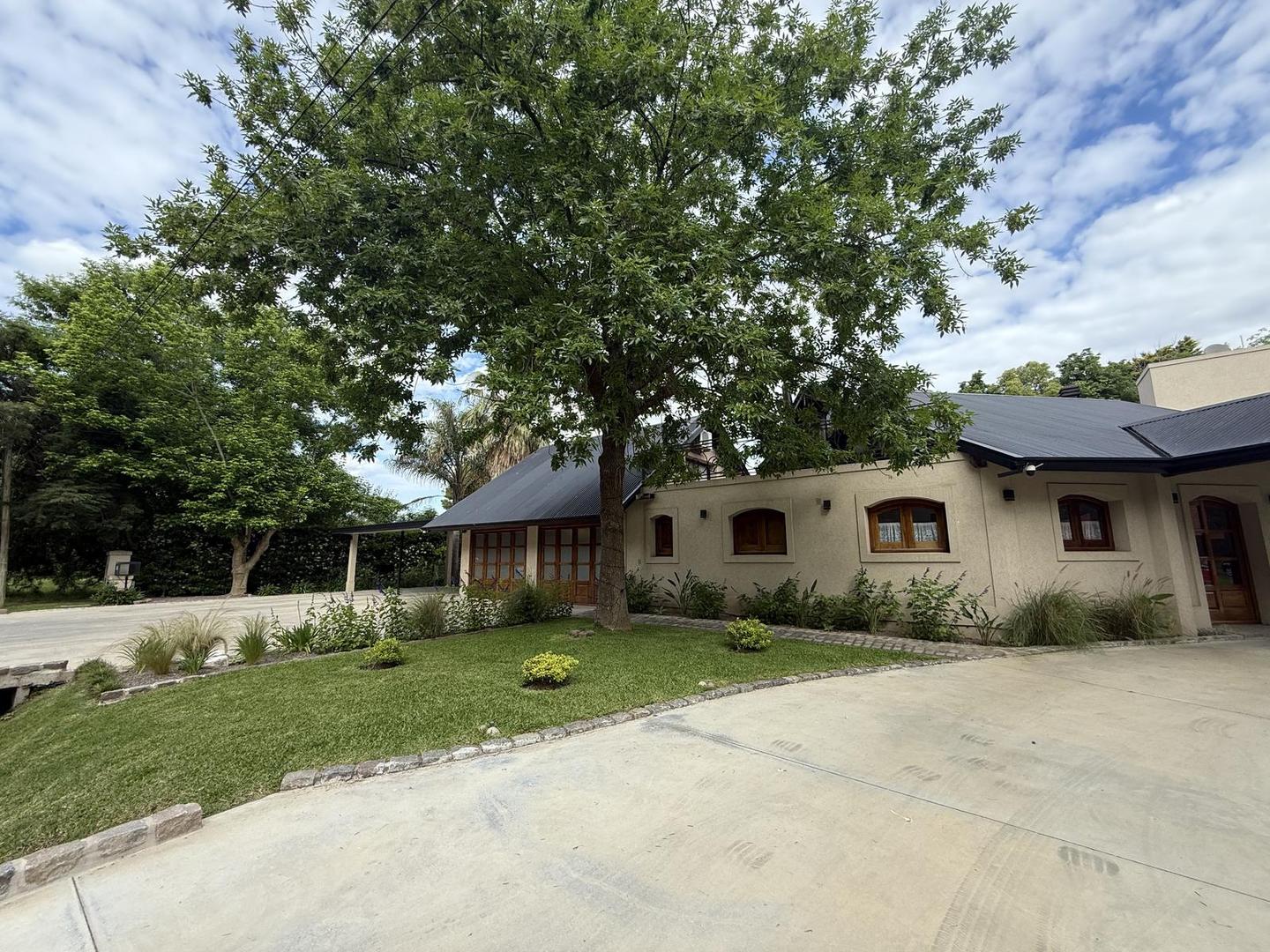 Venta Casa 8 ambientes, pileta, parrilla y 2 cocheras  Country San Diego