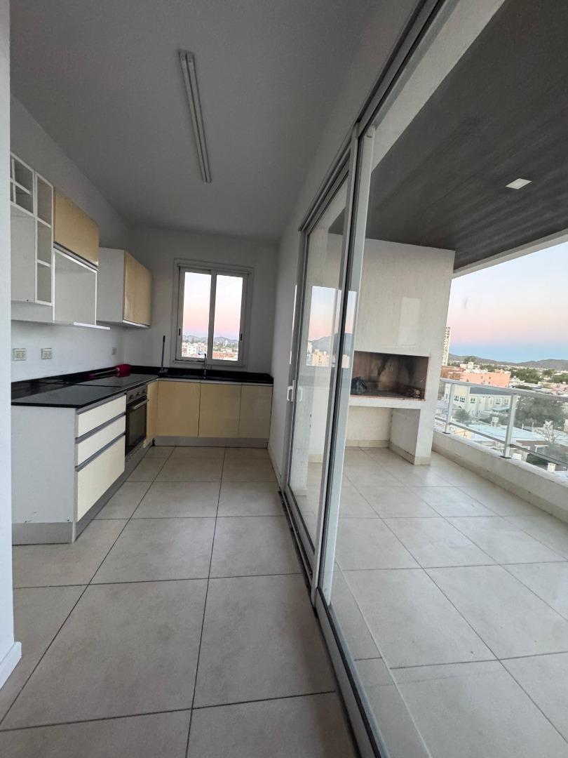 Depto 3 dormitorios, balcon con parrilla. Cochera