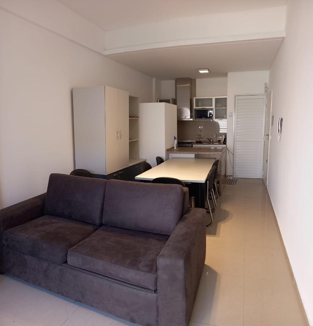 Alquiler departamento de un ambiente con patio en Wilde