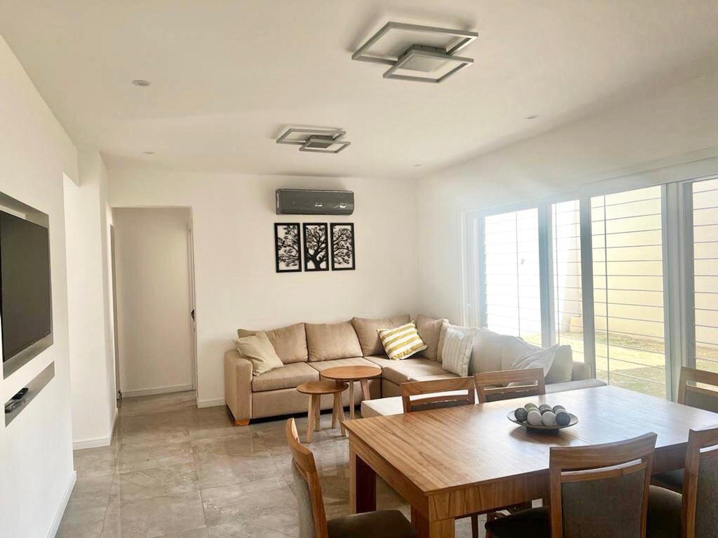 Impecable casa minimalista en dos plantas.