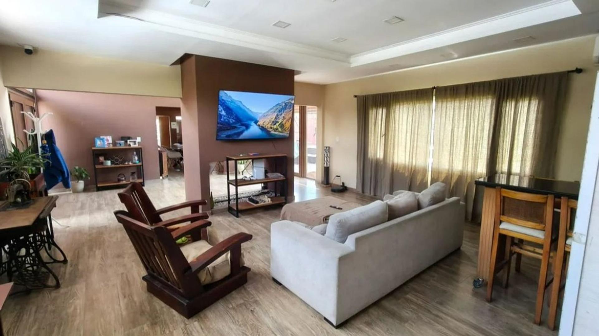 Casa 5 ambientes con 3 baños