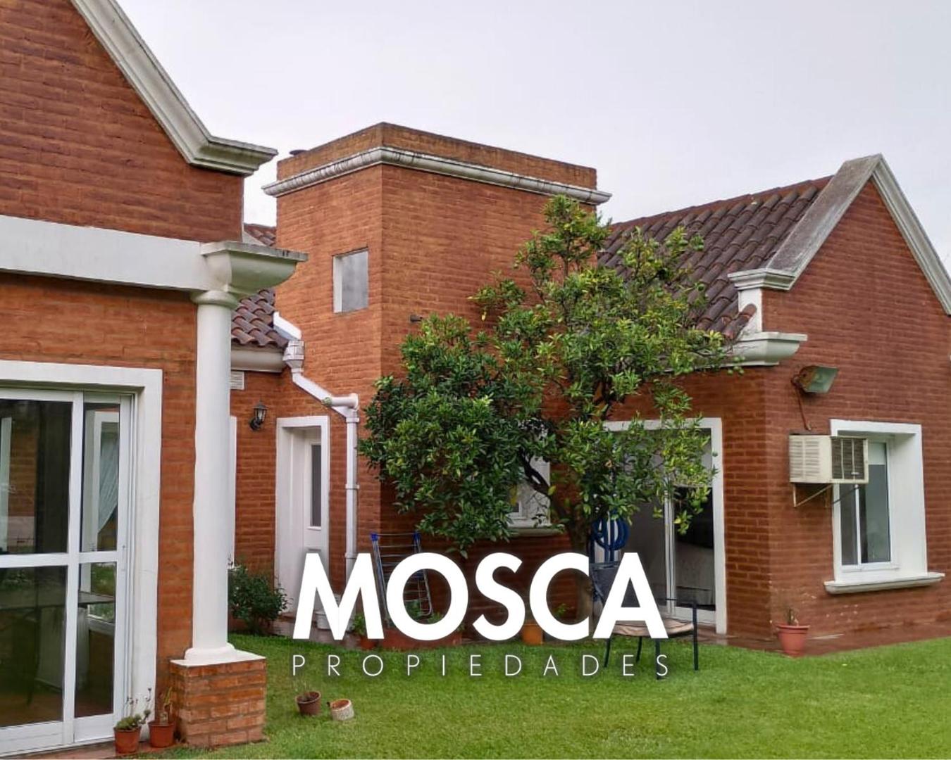 Casa con piscina en venta barrio privado El Resuello