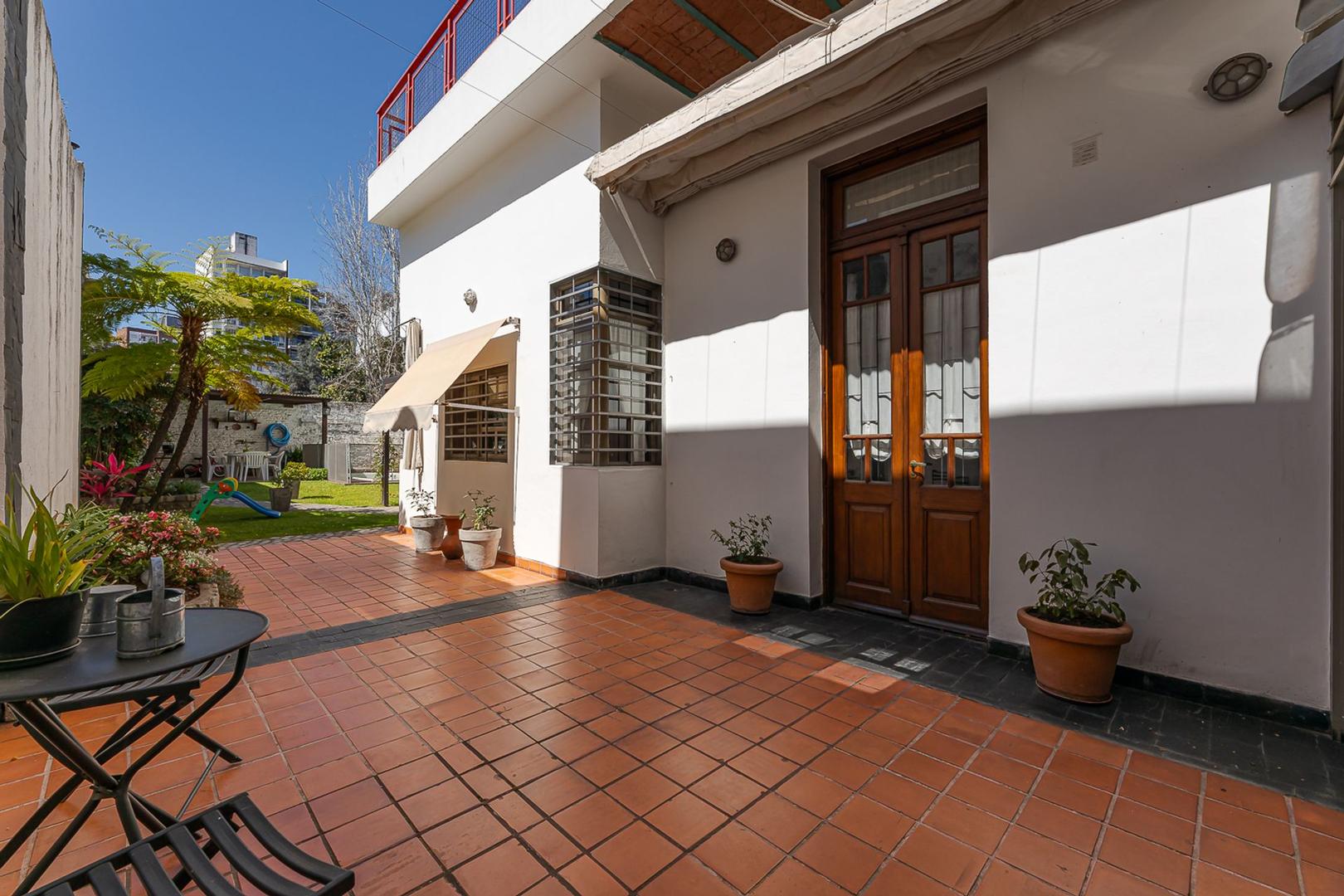 VENTA CASA 4 DORMITORIOS. JARDIN C/PILETA. LOURDES