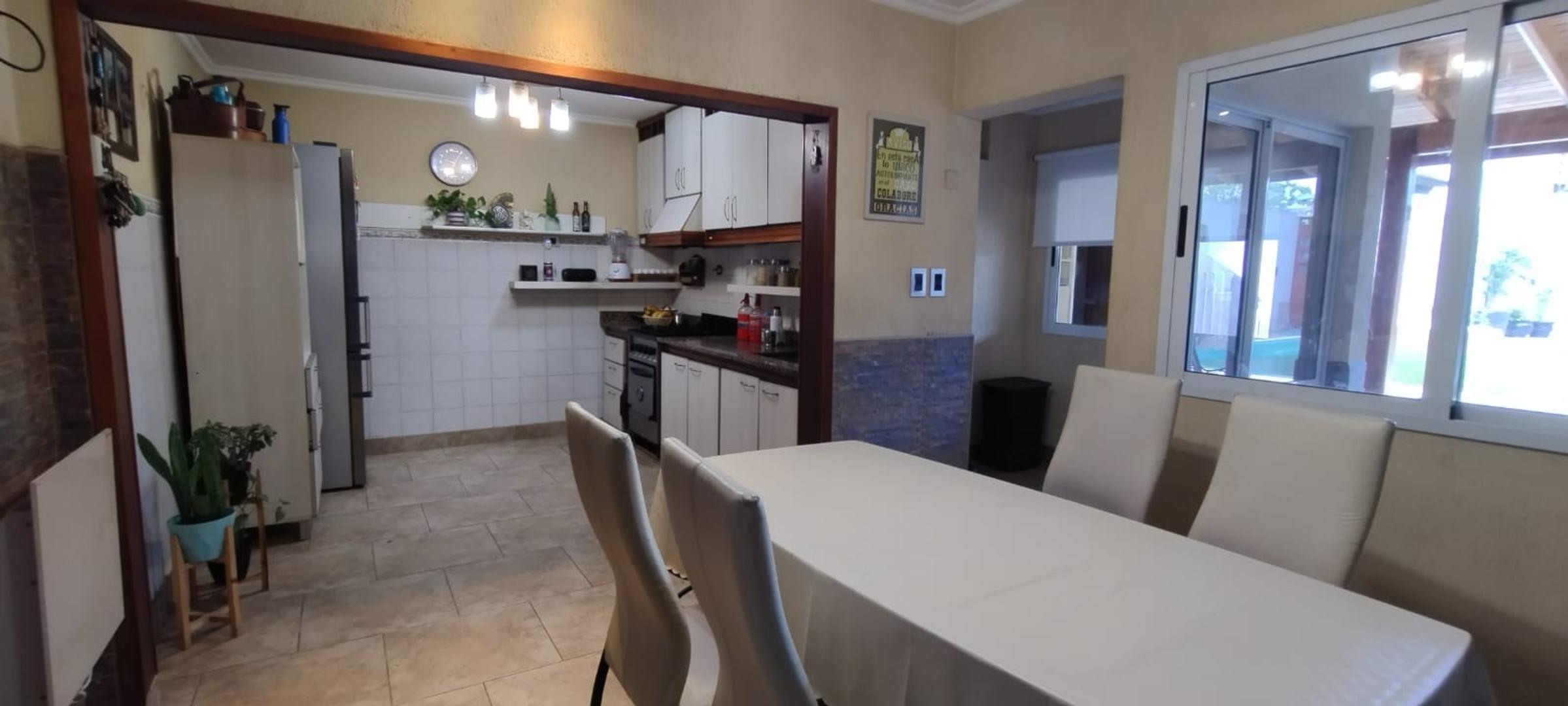 Casa en Venta con 3 cocheras