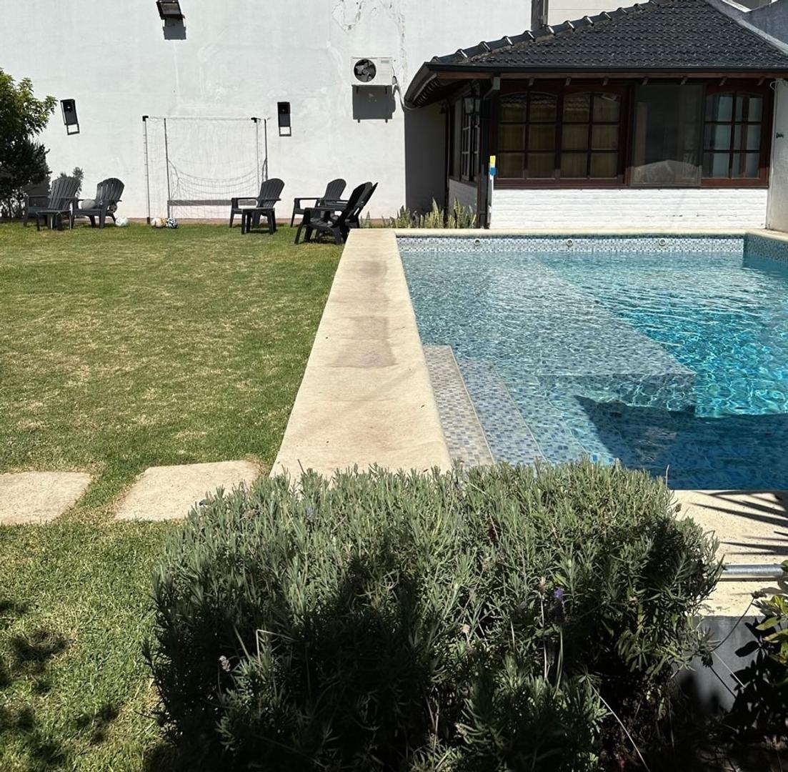 Casa en Venta en 2 plantas con jardín y pileta - Loria 784