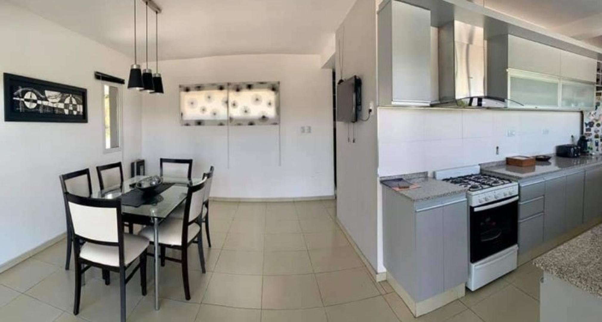 Casa 4 ambientes con 2 baños