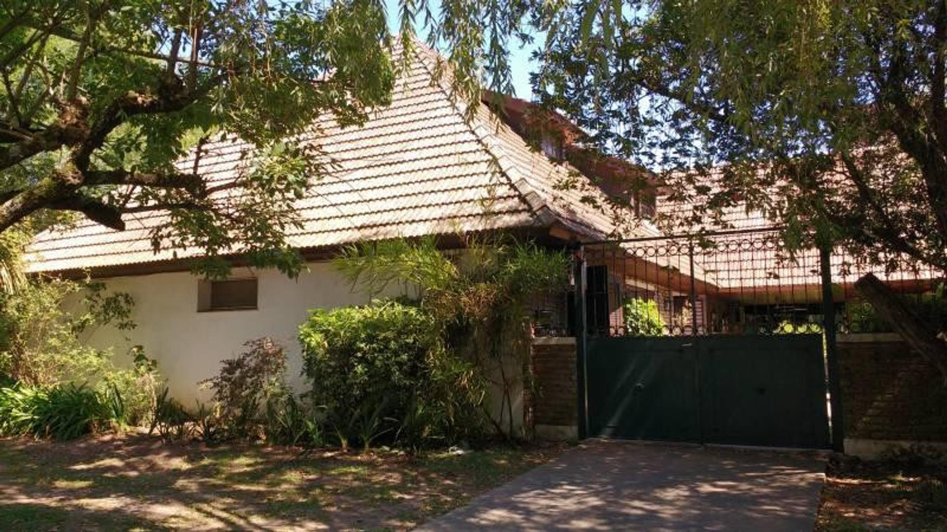 Casa en Venta con 2 cocheras