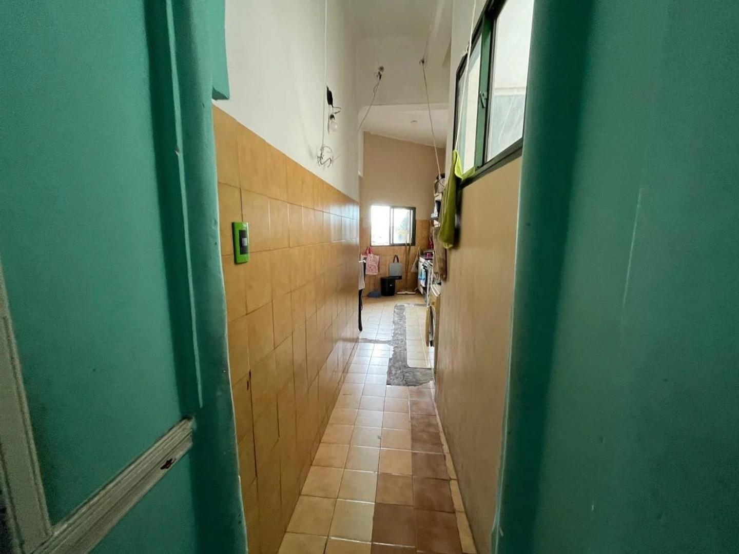 Semipiso 4 ambientes a la calle con balcón francés