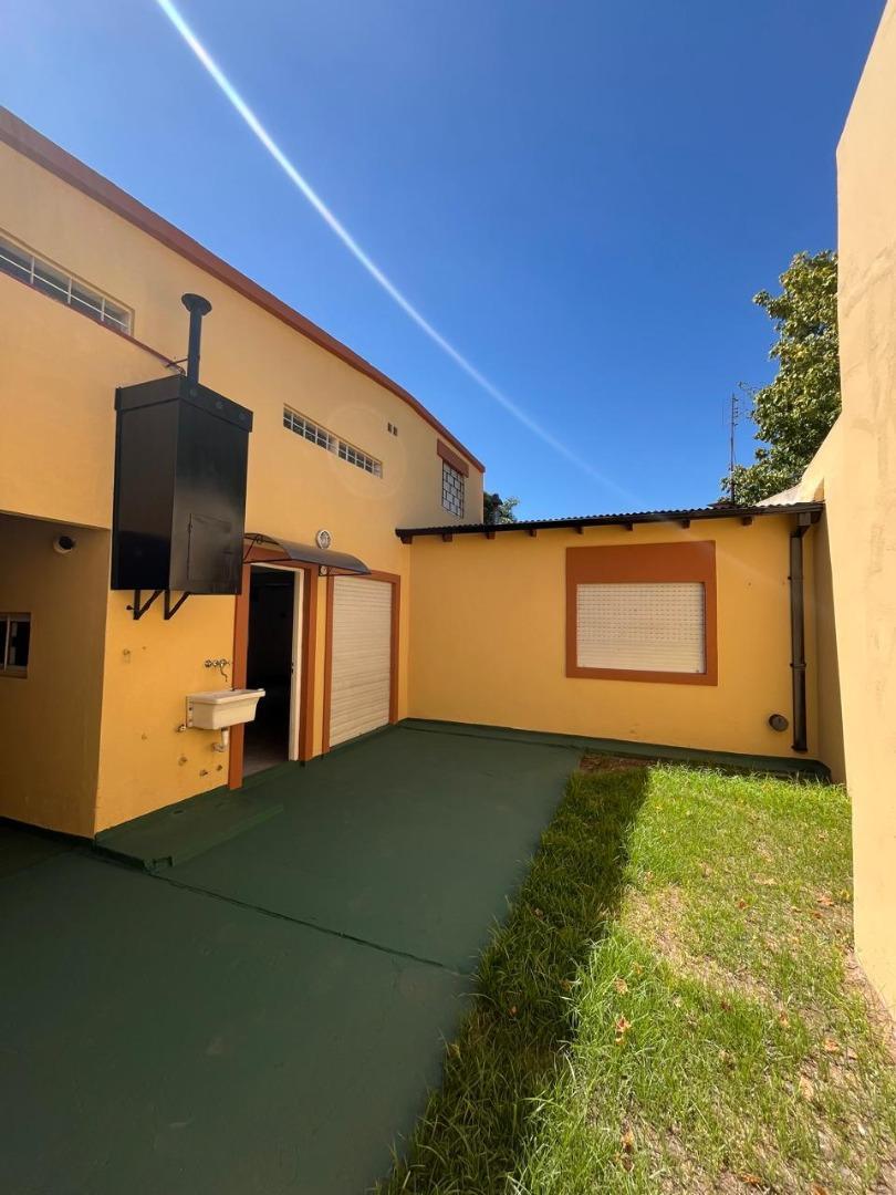 Casa en Alquiler con 1 cochera