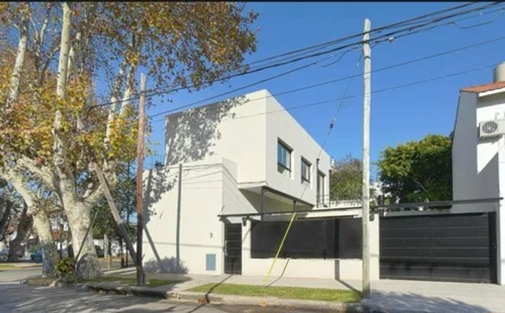 venta Casa 4 ambientes,3 dormitorios, Martínez con Jardín