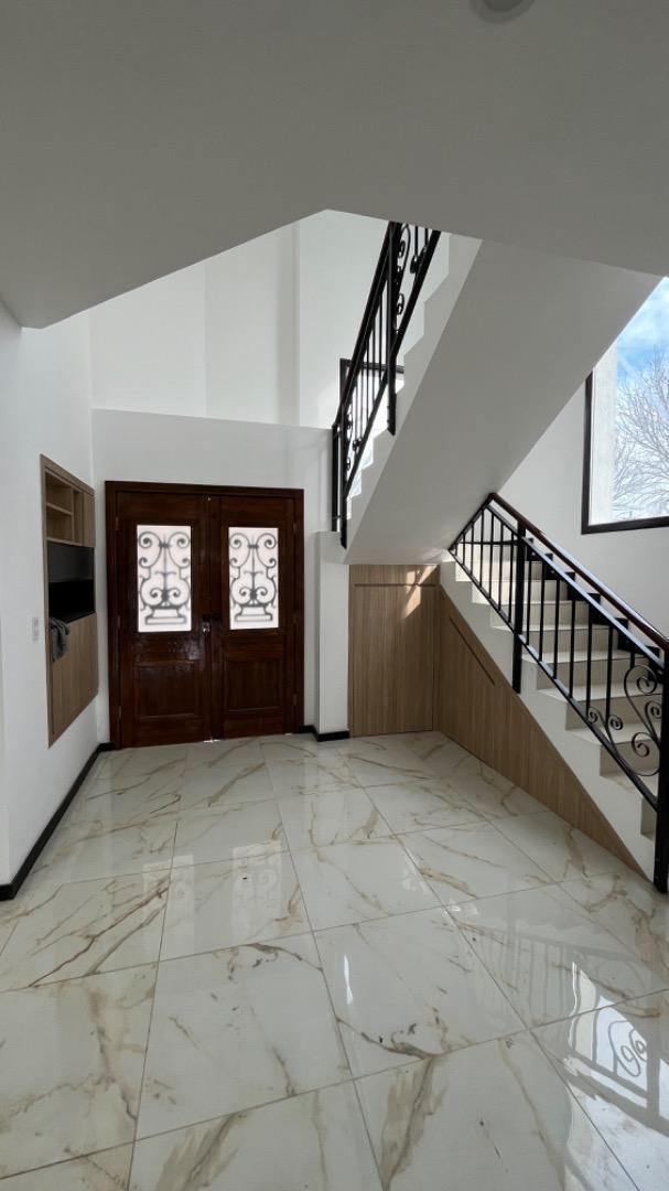 Casa en Venta con 6 cocheras