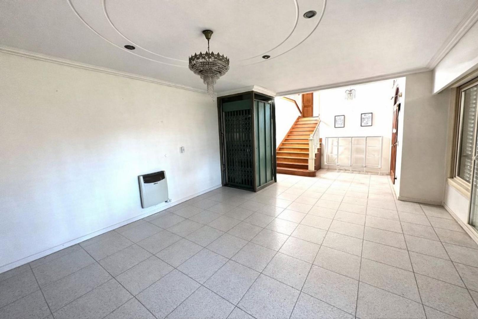 Casa 6 ambientes con 2 baños