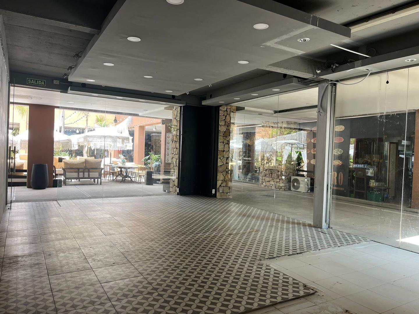 Excelente local en venta en PB en Las Piedras, Pilar