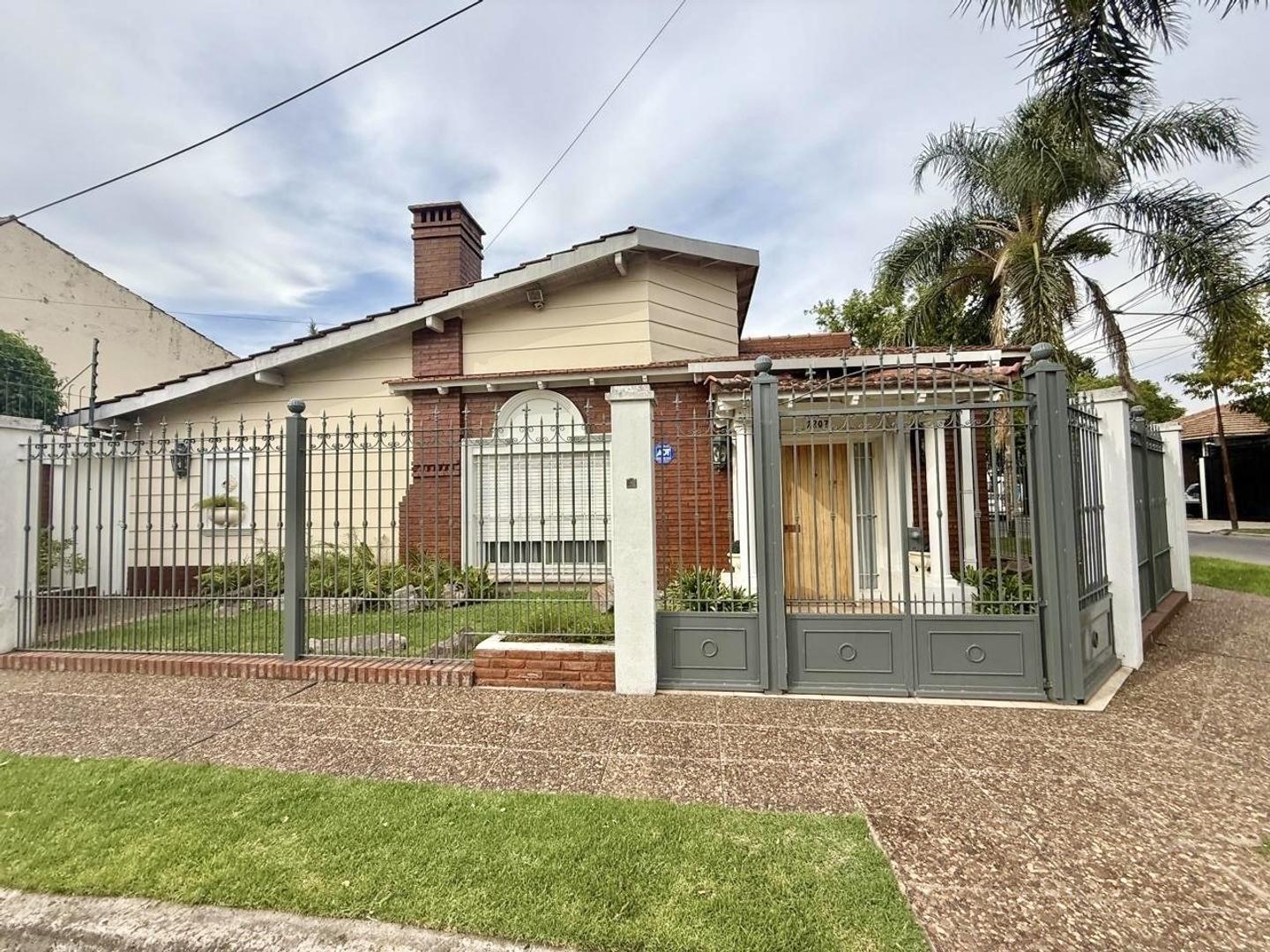 Impecable chalet 3 ambientes en planta baja.