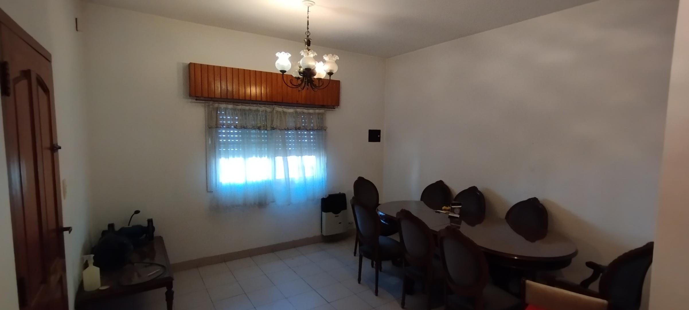 Casa 5 ambientes con 2 baños