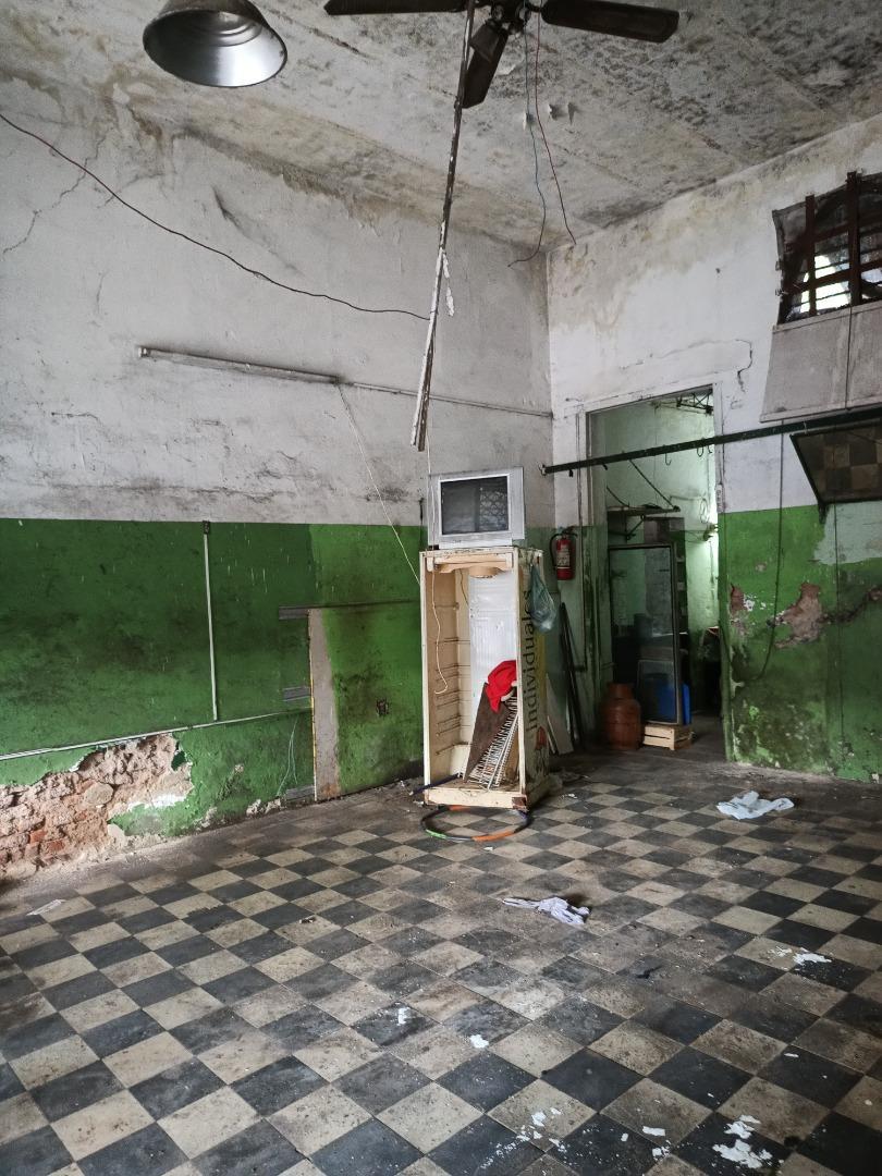 Se alquila local del medio – Esquina en Lanus .