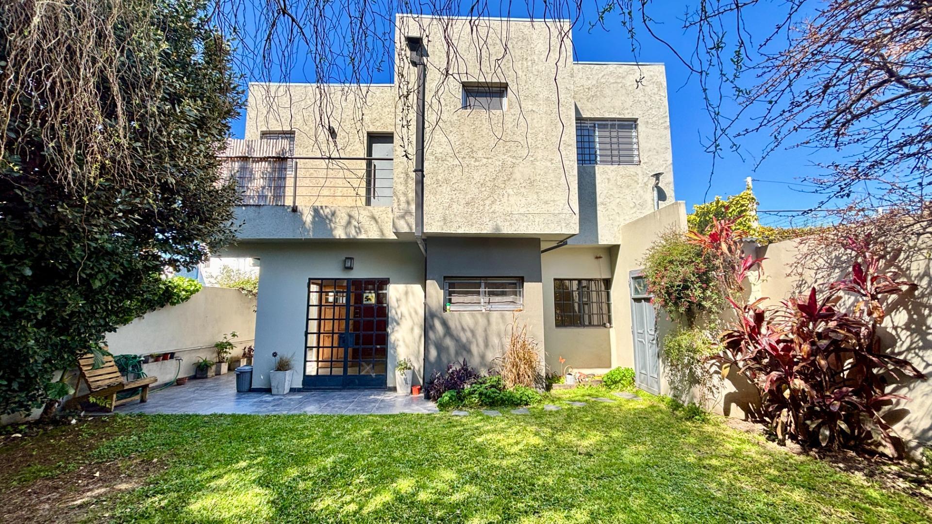 VENTA CASA CON PARQUE BERNAL