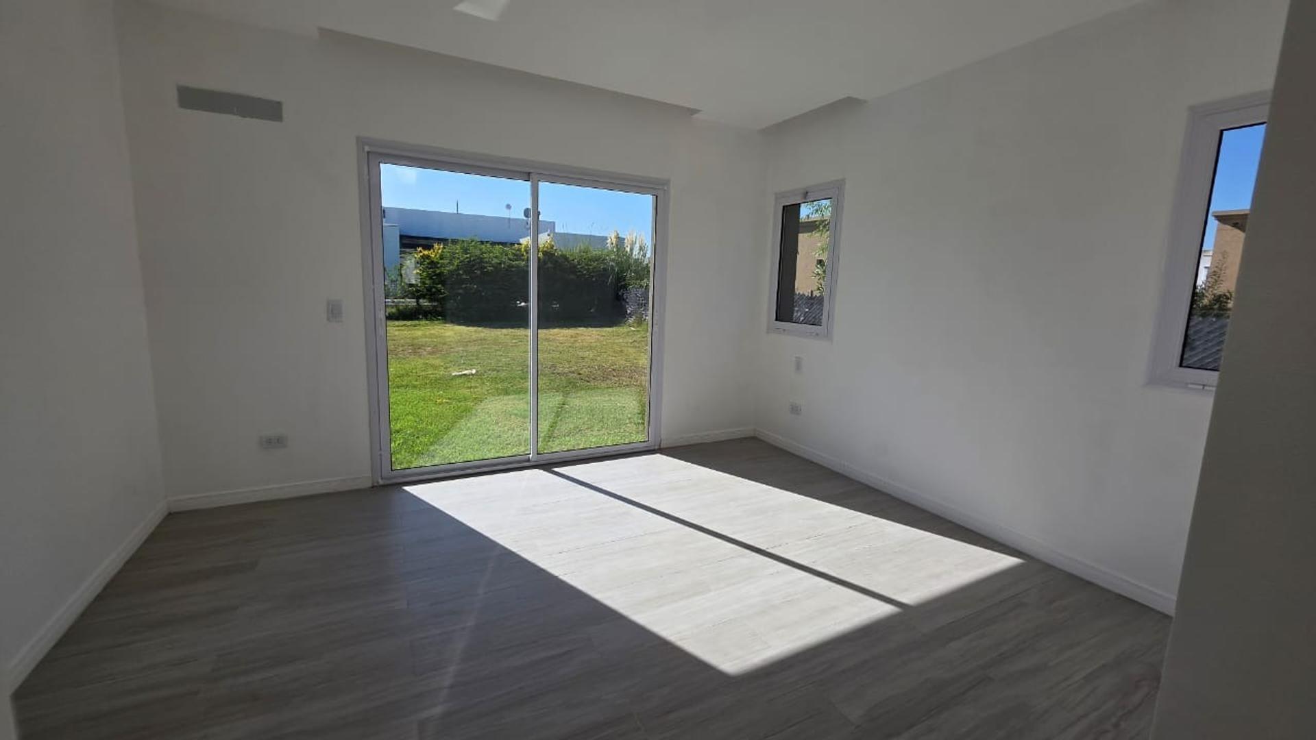 Casa en Alquiler con 6 cocheras